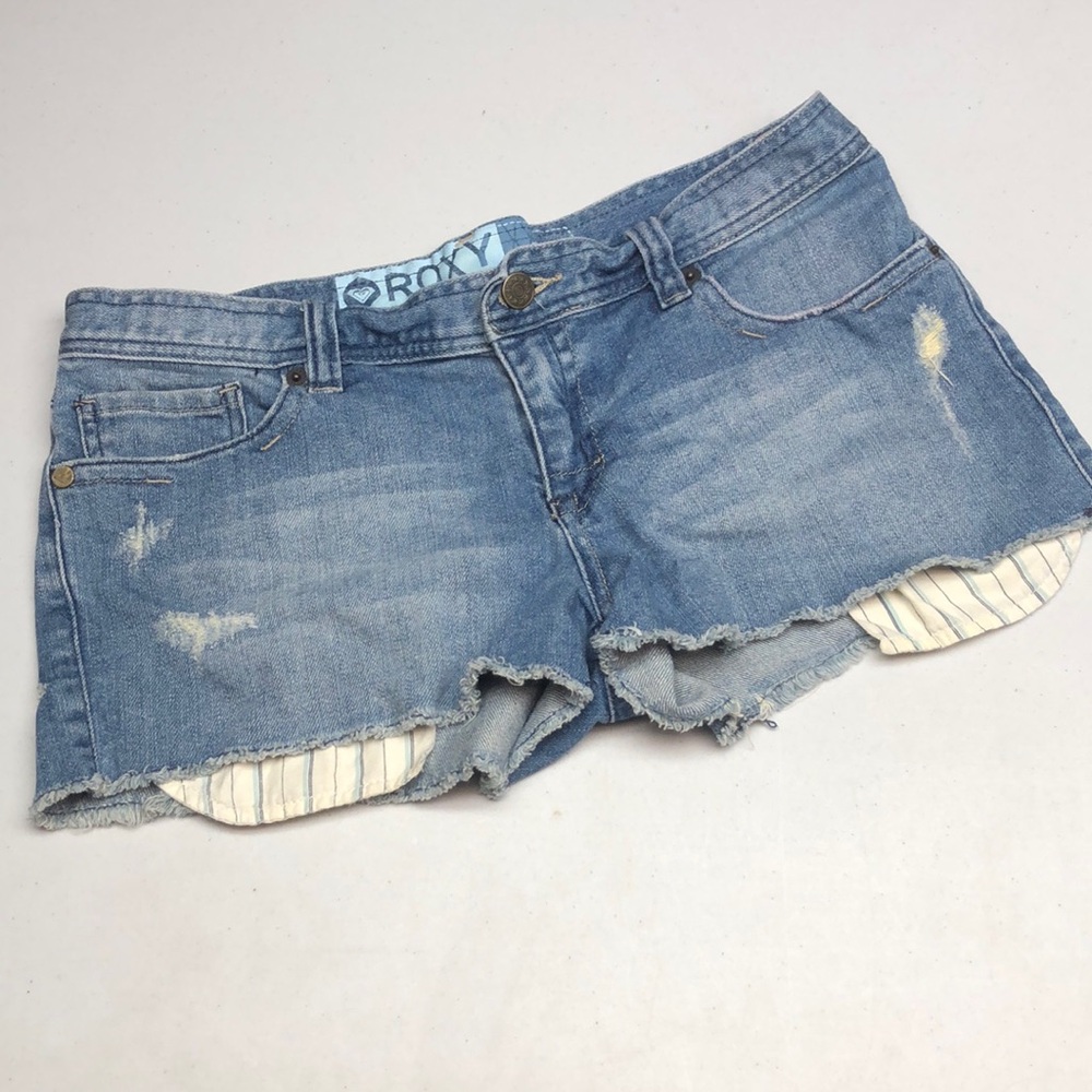 ROXY FACTORY DISTRESS JEAN SHORTS  9/30 ⭐️